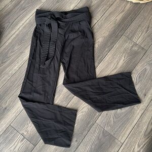 Emporio Armani women’s black
Wool wrap belt pants